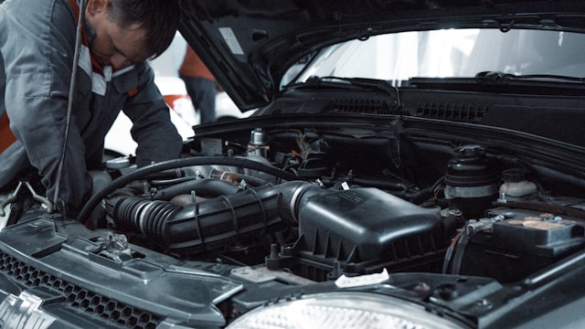 Automehaničar popravlja auto