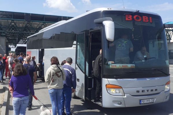 Autobus Bobi Tursa na granici sa putnicima