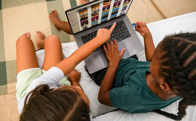 Dve devojčice surfuju internetom