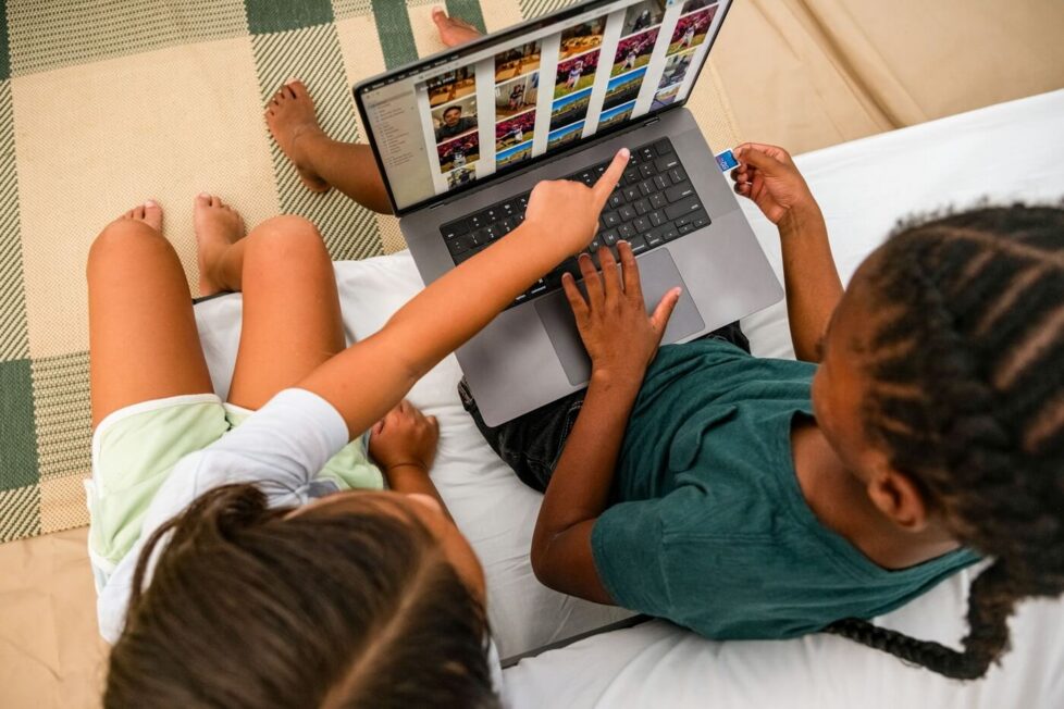 Dve devojčice surfuju internetom