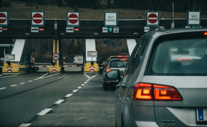 Automobilska kolona na graničnom prelazu