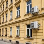 spoljna jedinica klima uređaja na fasadi zgrade