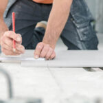 Fliesenleger bei der Arbeit