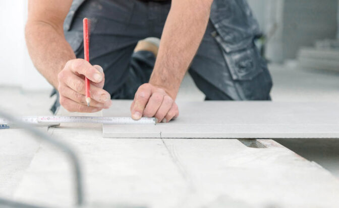 Fliesenleger bei der Arbeit