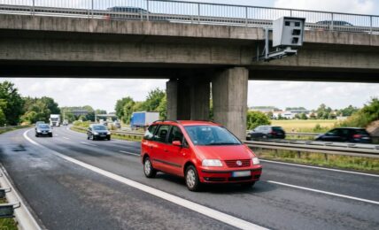 Automobil na autoputu